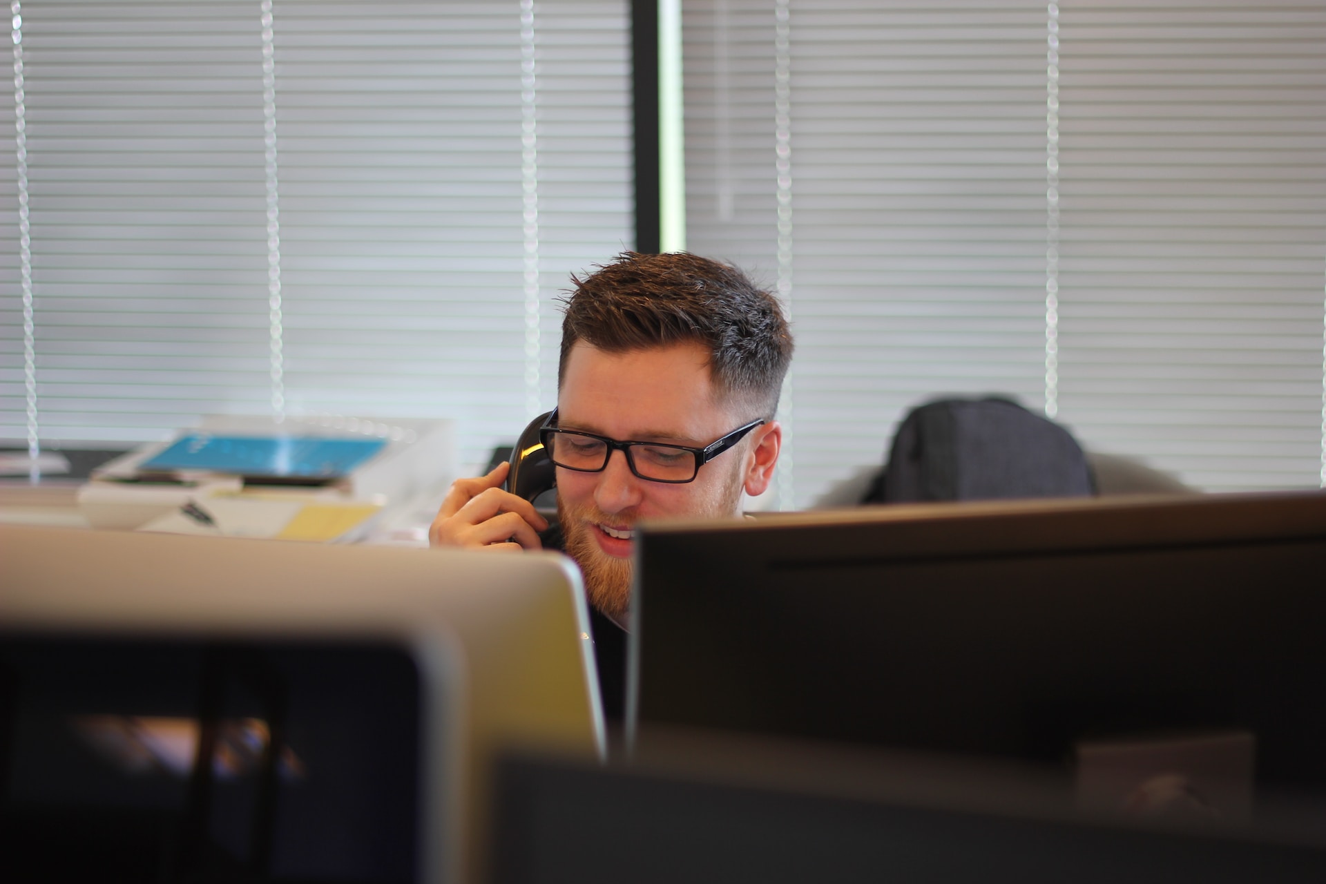berkeley-communications-WEDDt-u3q3o-unsplash (1) telefonförsäljare som pratar i telefon