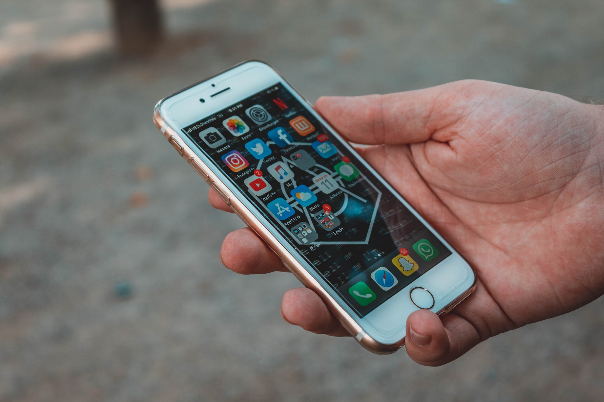 sara-kurfess-YddMIRck34I-unsplash rensa cookies iPhone